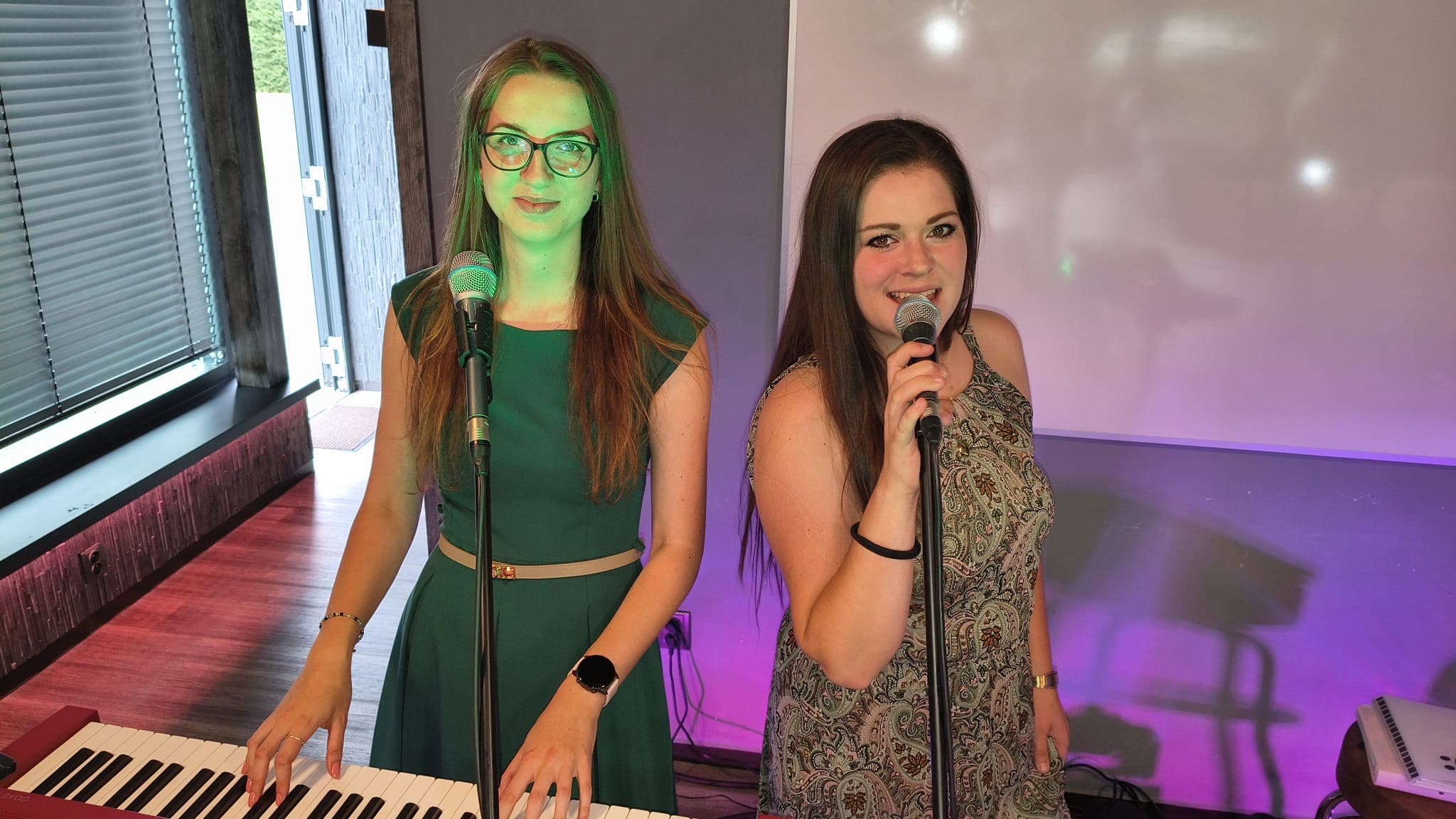Kapela JARO Music živě na akci — fotografie 2