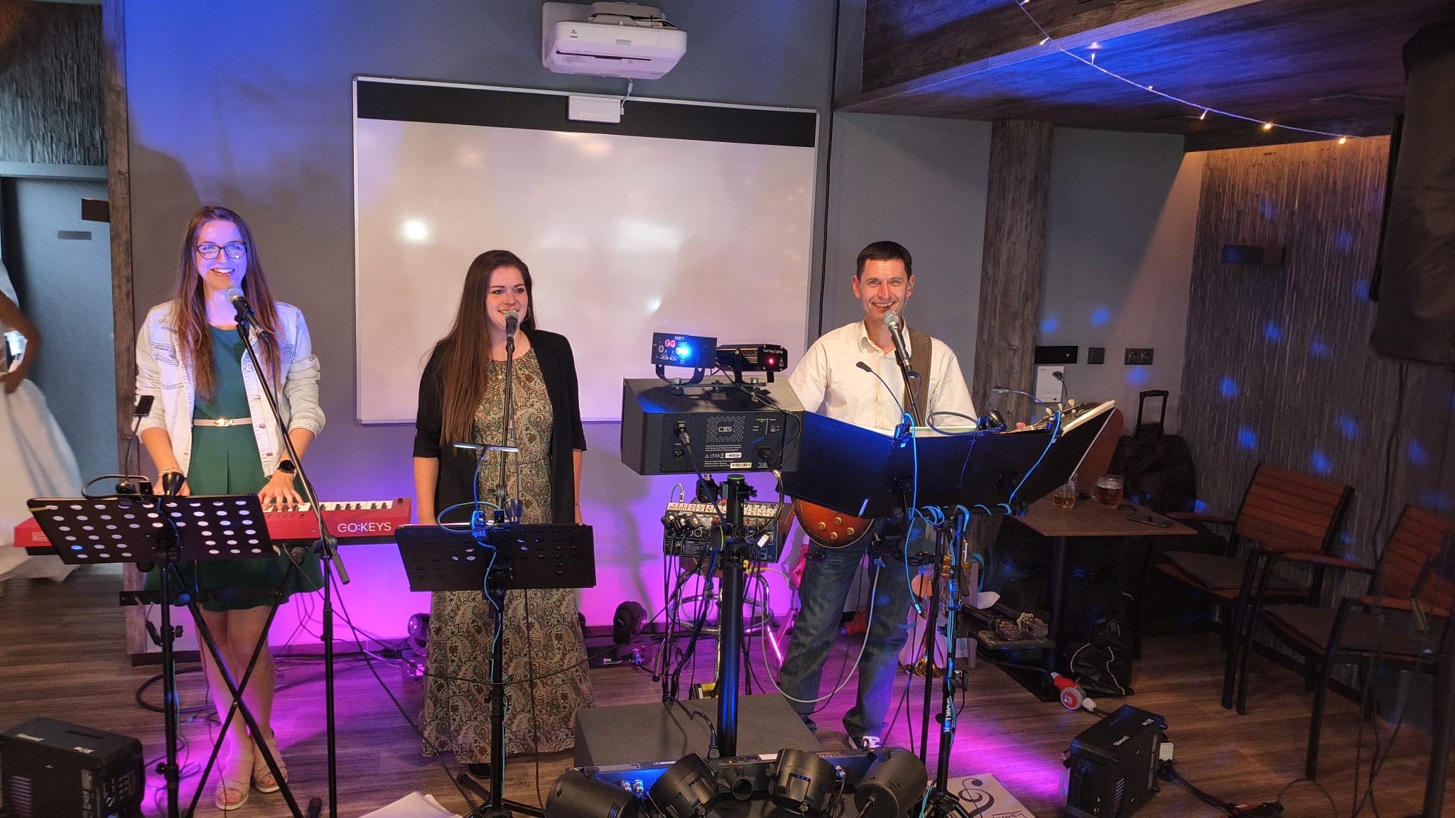 Kapela JARO Music živě na akci — fotografie 4