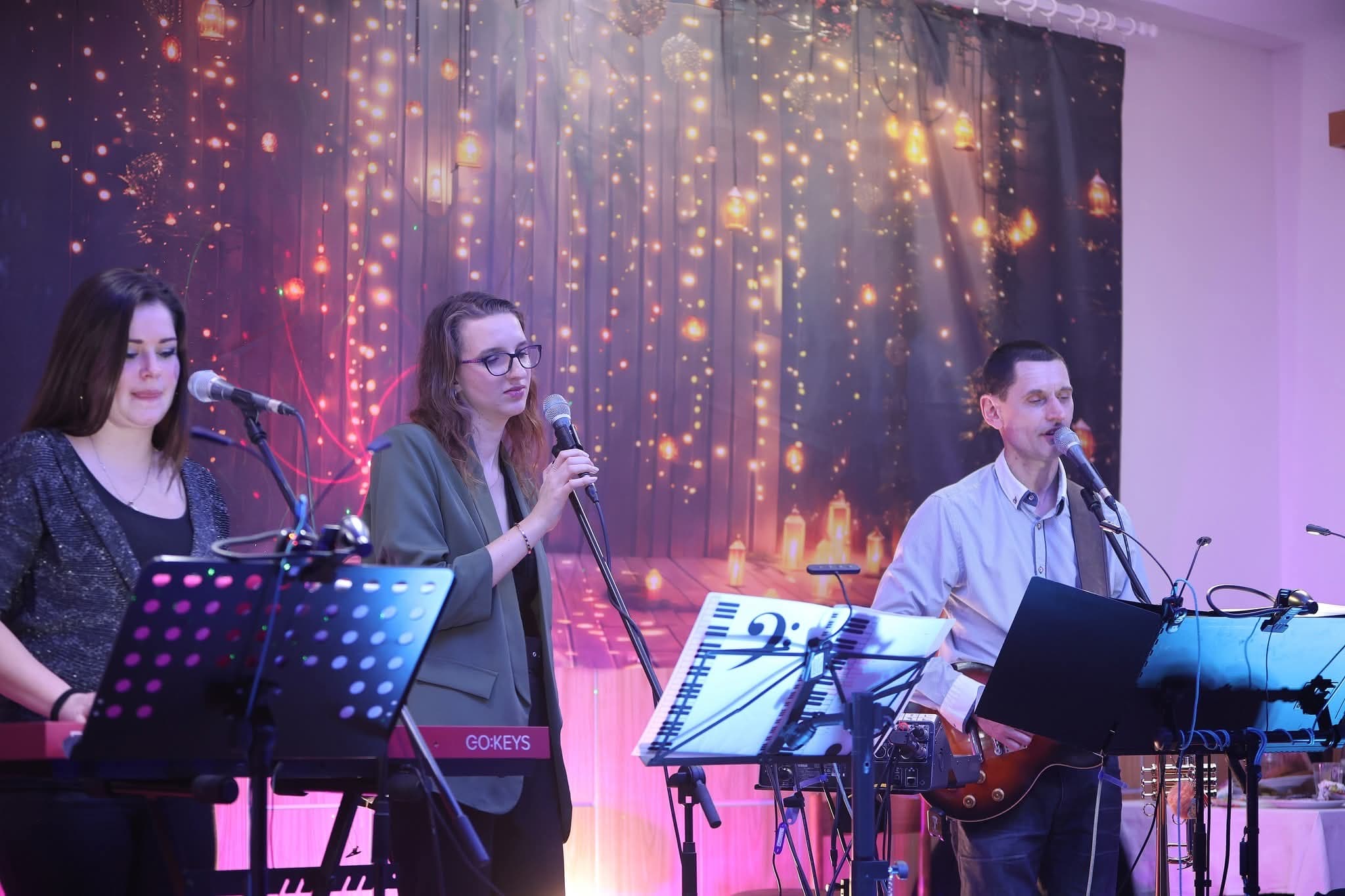 Kapela JARO Music živě na akci — fotografie 5