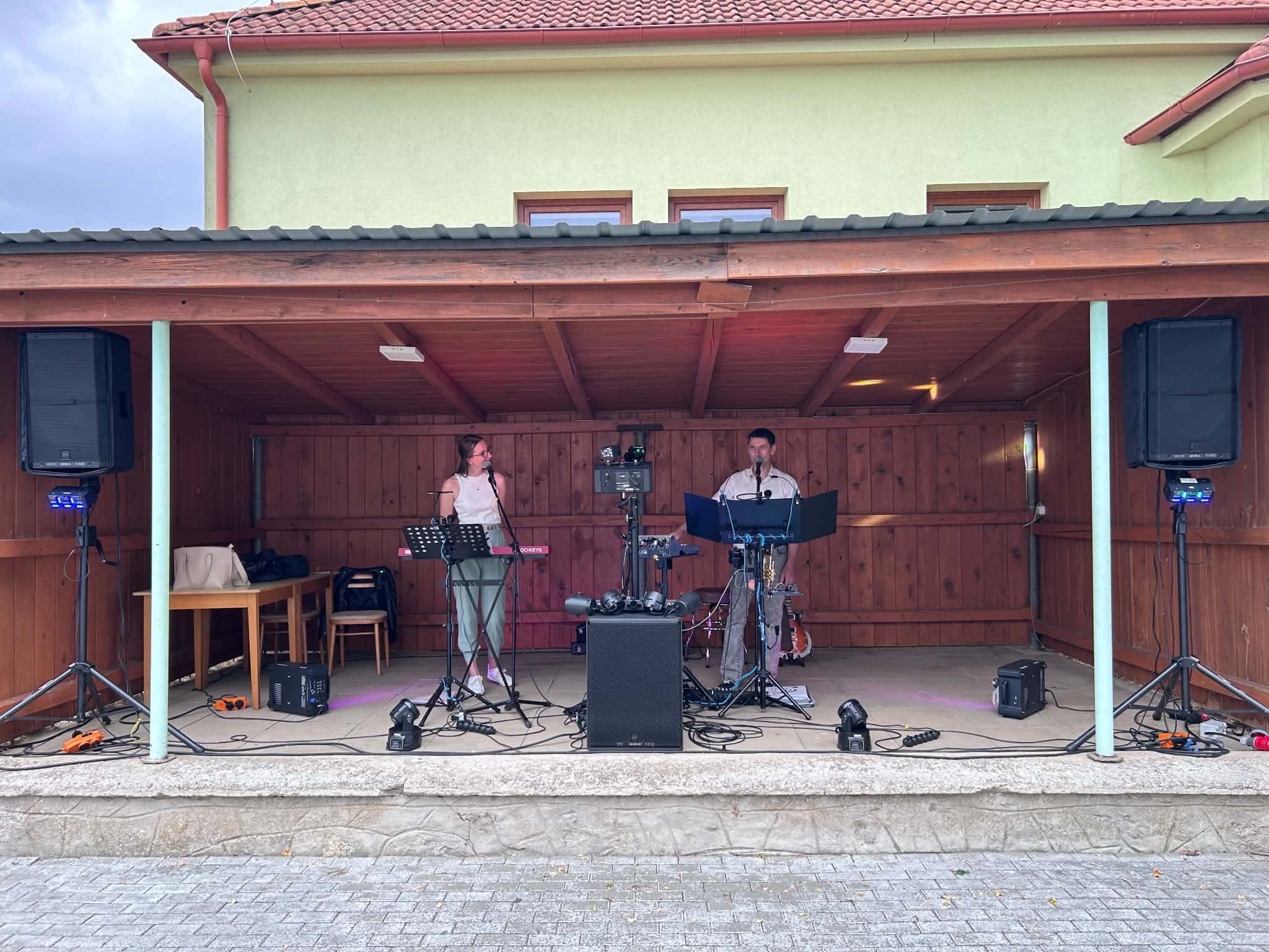 Kapela JARO Music živě na akci — fotografie 8